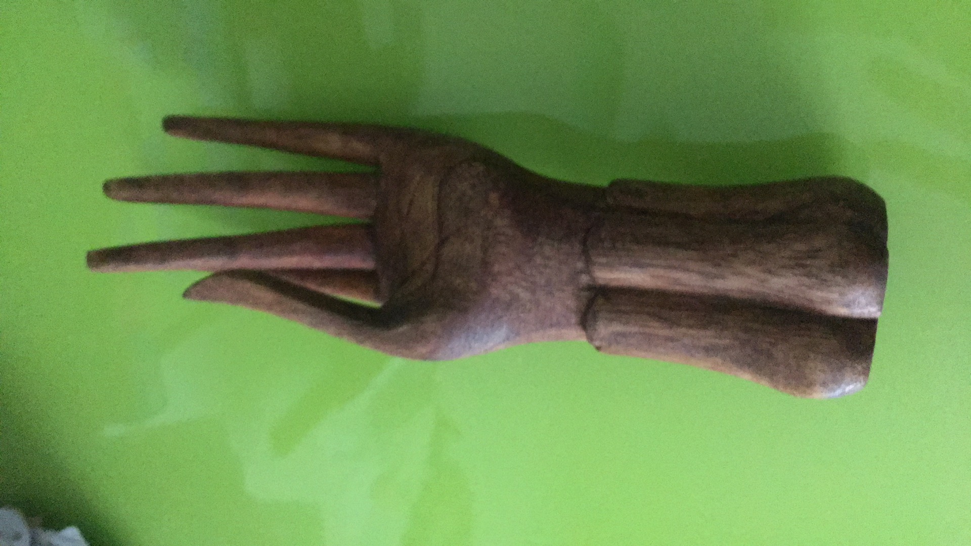Statuetta legno a forma di mano portagioelli,porta anelli,arredamento etnico,idea regalo Statuetta legno a forma di mano portagioelli,porta anelli,arredamento etnico,idea regalo