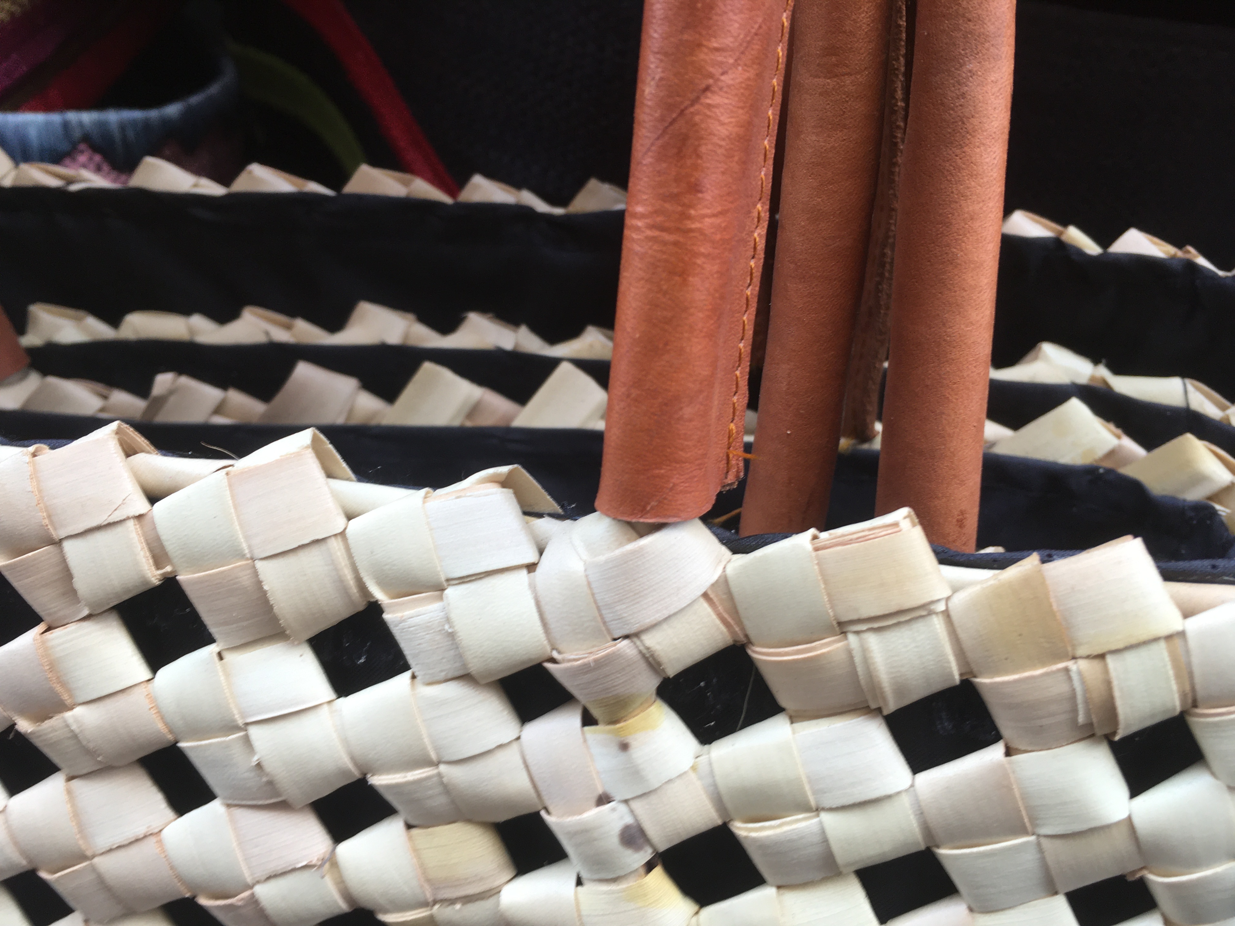 Borsa etnica di pelle nera con borchie e decoro afgano vintage, borsa di  cuoio invecchiato fatta a mano in Italia e ricamata stile Bohochic | Cerca  Shopping bag su Mooza